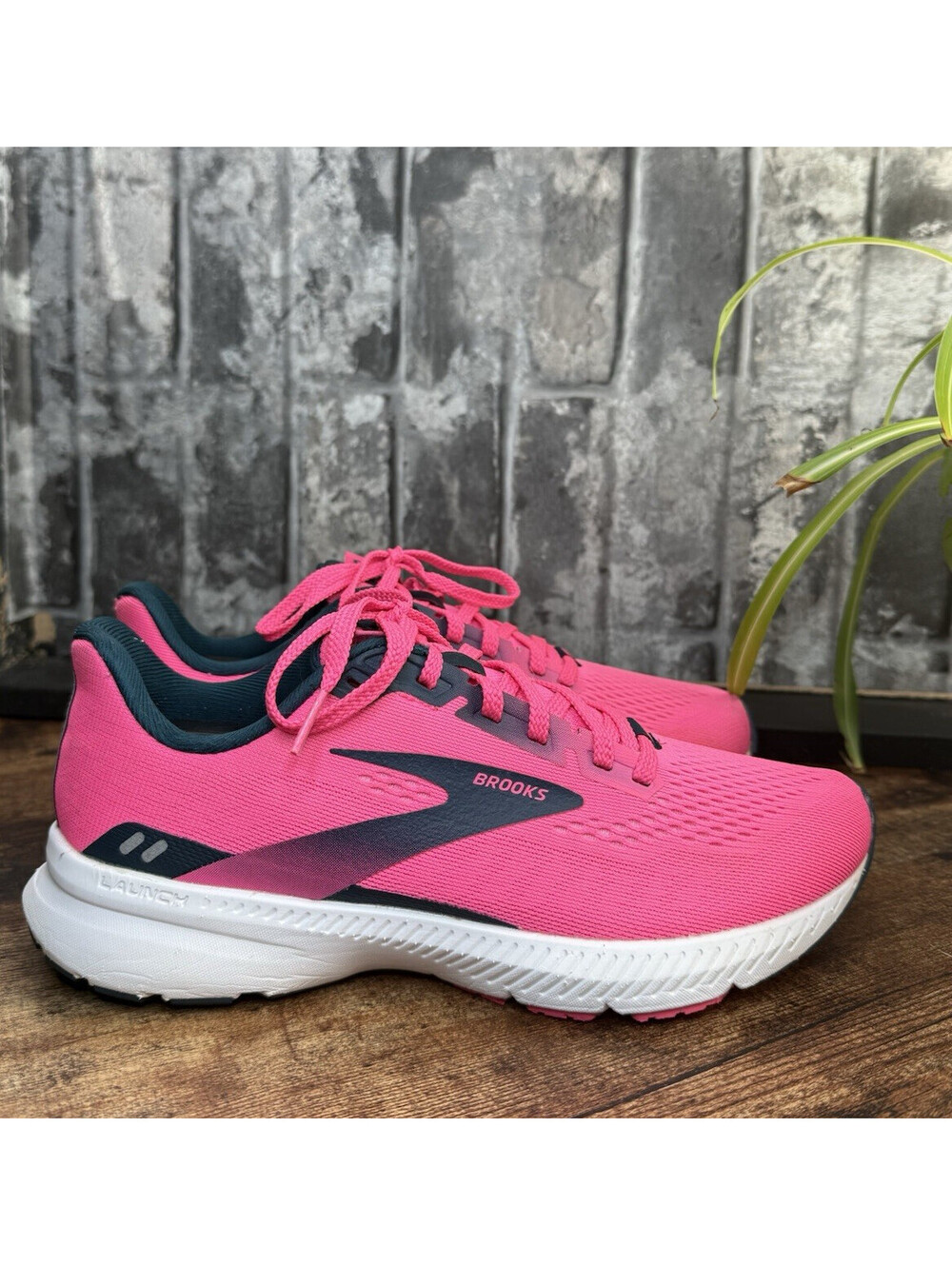 Brooks Launch 8 Women’s Pink/Navy/White Low Top Lace-Up Logo Running Shoes